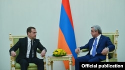 Встреча Сержа Саргсяна (справа) с Дмитрием Медведевым, Ереван, 7 аапреля 2016 г․