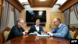 Președintele francez Emanuel Macron, cancelarul german Friedrich Merz și premierul britanic Keir Starmer au călătorit într-un tren spre Kiev din Polonia. Premierul polonez Donald Tusk a făcut călătoria separat. 