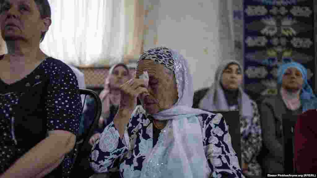 Çoqusınıñ közleri yaşlandı