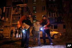 Salvatorii îi evacuează pe locuitorii din Harkov.