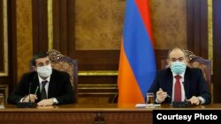 Arayik Harutiunian (left) and Armenian Prime Minister Nikol Pashinian (file photo)