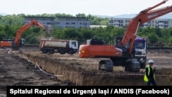 Lucrările incipiente la Spitalul Regional de Urgență din Iași au început în aprilie 2024 și sunt aproape gata. Începerea lucrărilor principale, la construcția efectivă a clădirii, va întârzia, după ce licitația de peste 360 de milioane de euro a fost contestată.