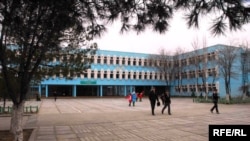 Aşgabatda bir orta mekdep. Arhiw suraty. Illýustrasiýa