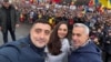 Ana Maria Gavrilă, la un protest, flancată de George Simion, președintele AUR și câștigător al primului tur al prezidențialelor din 4 mai 2025, și de fostul candidat la alegerile prezidențiale din 2024, anulate între timp, prorusul Călin Georgescu.