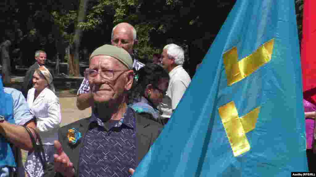 Ялгыз пикет өчен утырып чыккан Сервер Караметов