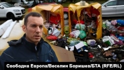 Колаж на кмета на София Васил Терзиев на фона на контейнери за боклук