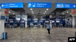 Празните летища се превърнаха в обичайна гедка по време на пандемията.