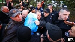 Георги Георгиев от БОЕЦ се опитва да пробие полицейския кордон с торба с боклук в ръцете, 15 октомври 2025 г.
