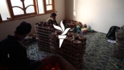 کشمیري هنرمندان د کرېسمېس لپاره توکي جوړوي