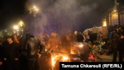 საპროტესტო აქცია გრძელდება.