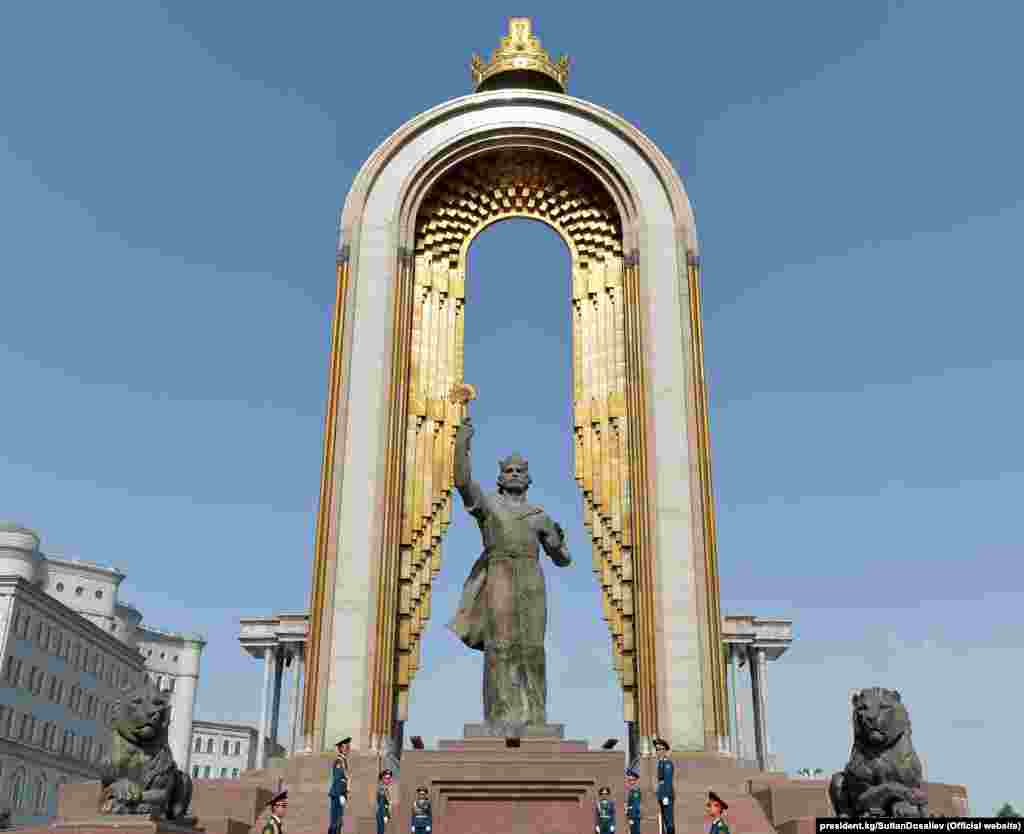 Дүйшөнбү шаарындагы "Дусти" аянтына орнотулган тажик мамлекетинин негиздөөчүсү Исмоили Сомонинин эстелиги.