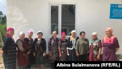 Биргелешип каражат таап жаткан аялдар тобу.