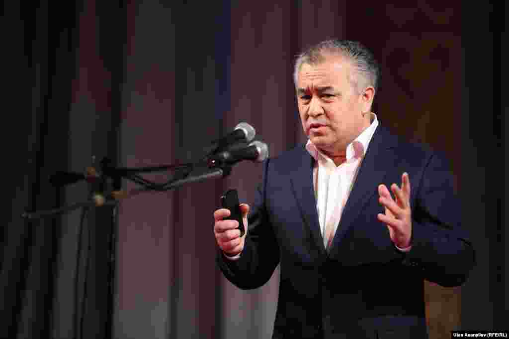 Сөз кезеги ЖК депутаты, "Ата Мекен" партиясынын төрагасы Өмүрбек Текебаевде