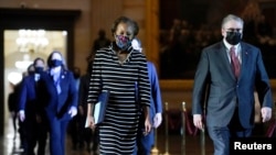 Čelnici američkog Zastupničkog doma službeno su predali Senatu optužnicu protiv bivšeg predsjednika Donalda Trumpa, što je prvi korak na početku njegovog suđenja, 25 januara 2021.