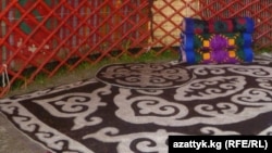 Шырдак объединяет бытовые и эстетические функции в традиционном жилище кыргызов - юрте.