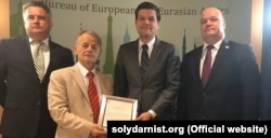 Мустафа Джемилев (второй слева) получил от помощника госсекретаря США Майка Помпео текст «Крымской декларации». Киев, 26 июля 2018 года