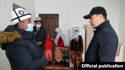 Садыр Жапаров Алай районуна көчүп келген памирлик кыргыздар менен жолугушту.