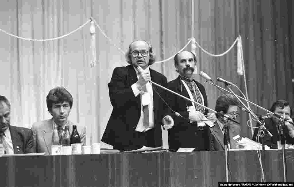 У президії зліва направо: Дмитро Павличко, Сергій Конєв, Іван Драч (на з'їзді був обраний головою Руху), Володимир Мулява, Михайло Горинь та Орест Влох