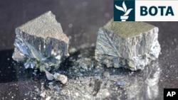 Një pamje nga afër e metaleve të rralla tokësore të prodhuara në një fabrikë në Teksas, SHBA. (Fotografi nga arkivi)