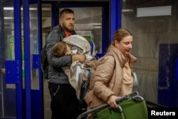 Oamenii se adăpostesc într-o stație de metrou în timpul unui atac cu rachete și drone rusești la Kiev, în primele ore ale zilei de 3 septembrie.