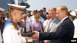 Леонид Кучма менен Владимир Путин  Кара Деңиздеги Севастополь портунда. 2001-жылдын 29-июлу. 