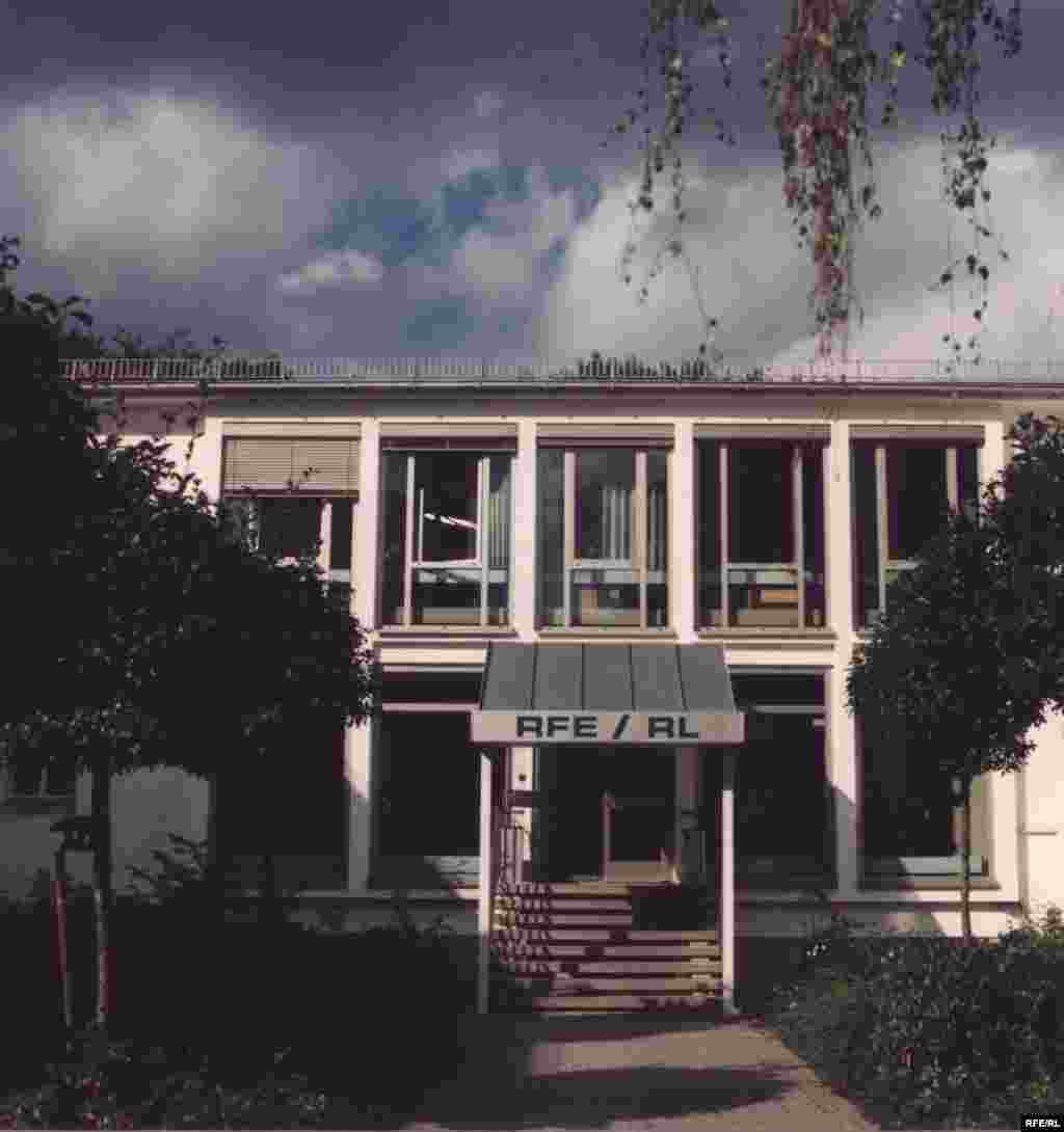 1976 жылы Азаттық радиосы мен Азат Еуропа радиосы бірікті. Сол кездегі радионың Мюнхендегі "Ағылшын бағындағы" штаб-пәтері.