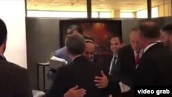 Представители правительственной делегации и сторонники оппозиции в Варшаве