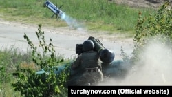 გასულ წელს პრეზიდენტმა დონალდ ტრამპმა დაიწყო უკრაინისათვის თანამედროვე ანტისატანკო სარაკეტო კომპლექსების, „ჯაველინების“, მიწოდება.