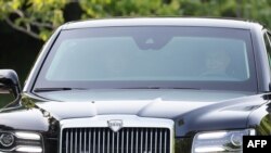 În imaginea distribuită de agenția rusă de stat rusă Sputnik, Vladimir Putin conduce o limuzină Aurus, cu Kim Jong-un în dreapta sa. BBC scrie că nu este clar dacă este același Aurus livrat lui Kim în februarie cu încălcarea embargoului impus de SUA sau altul. 