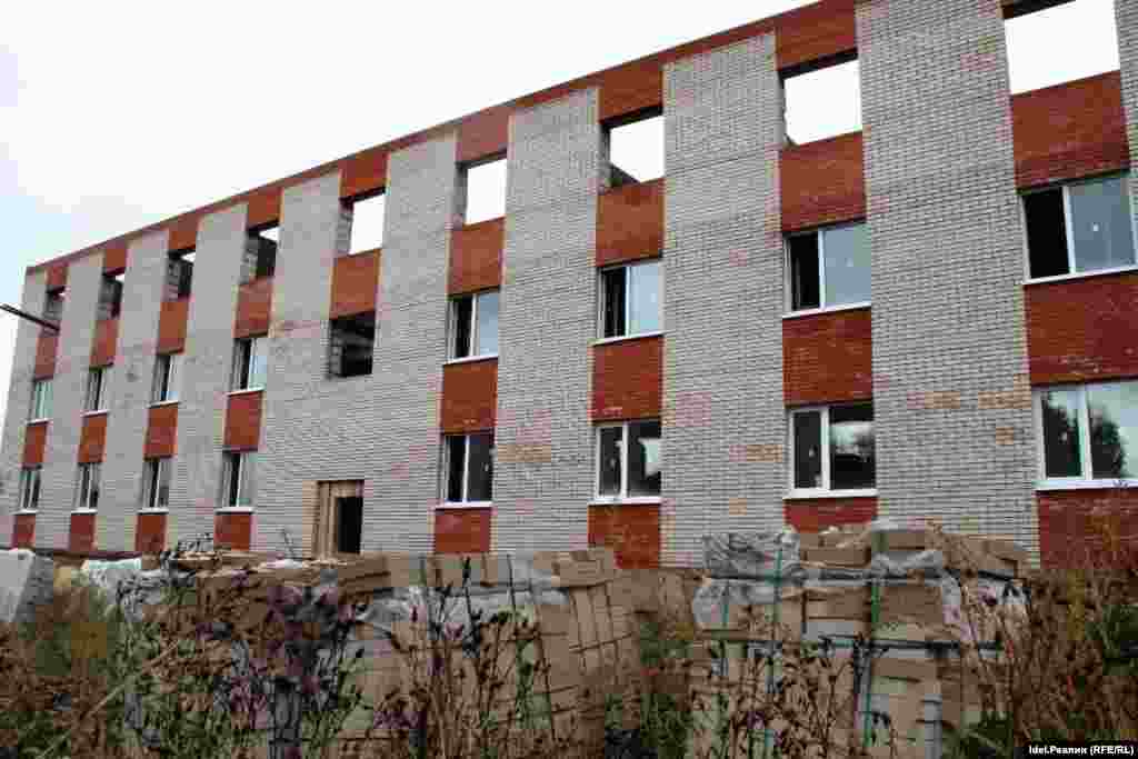 Новоселье в жилом комплексе "Родники" в деревне Хохряки под Ижевском обманутые семьи должны были справить еще весной 2015 года. Но застройщик ООО "Стройком" пропал, его директор Андрей Кунаев перестал отвечать на звонки.