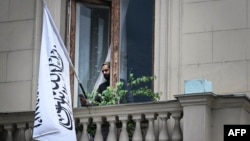 Флаг Исламского эмирата Афганистан (это название дал стране «Талибан») на балконе посольства Афганистана в Москве. 4 июля 2025 года