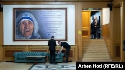 Fotografija Svete Majke Tereze na ulazu u Skupštinu Kosova (foto-arhiv)