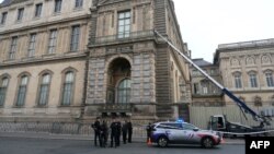 Подемният кран, с който крадци влязоха в Лувъра и посред бял ден откраднаха императорски бижута. Това им отне общо 7 минути.