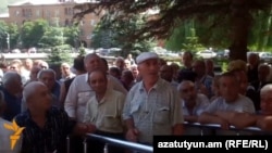 Акция протеста сотрудников «Ванадзор-Химпром» перед зданием правительства Армении (архив)