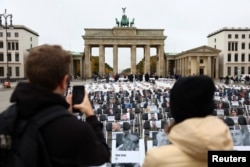 Victimele atacului Hamas au fost comemorate marți în multe orașe din lume, inclusiv la Berlin, unde au fost expuse scaune goale cu fotografii de victime.