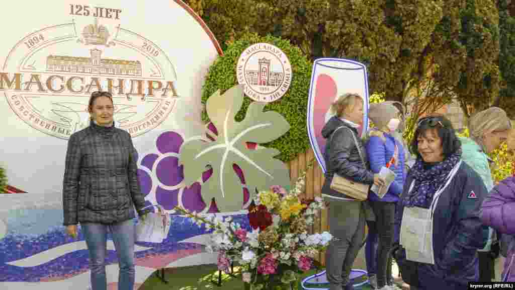 Сразу у входа на площадь винзавода гостей встречали разные фотозоны &ndash; как самой &laquo;Массандры&raquo;, так и других крымских виноделов