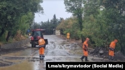 «Krımavtodor» hadimleri 2025 senesi sentâbr ayında furtuna neticesinde Aluşta civarında yolda olğan sel aqibetlerini yoq ete, 2025 senesi sentâbrniñ 10-u