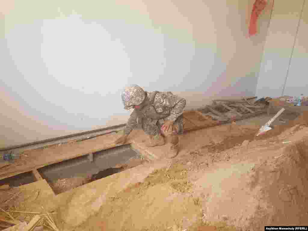 "Азаттыктын" казак кызматынын кабарчысы үйгө түшкөн снарядды көчүрүү операциясына күбө болду. Сапёрлор снаряд түшкөн үйдүн ичин 2 метрге чейин казып, аны алып чыгышты. &nbsp;