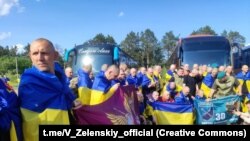 Друга група колишніх полонених у межах нового масштабного обміну повернулася в Україну 10 червня (на фото)