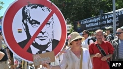 Premierul Orban a interzis marșul. Participanții la marș l-au interzis, simbolic, pe el. 