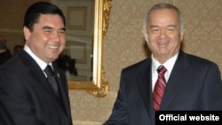 Türkmenistanyň prezidenti Gurbanguly Berdimuhamedow (çepde) we Özbegistanyň prezidenti Islam Karimow