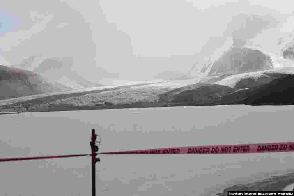 Кумтөрдөгү Петров мөңгүсүнөн пайда болгон көлдүн суусун тазалап, ишкана ичүү жана өндүрүш үчүн пайдаланат. Көлдүн аянты 400 гектардан ашат, 65 млн куб суу бар.