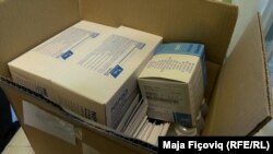 Pako me dozat e vaksinës kundër koronavirusit të prodhuar nga kompanitë Pfizer dhe BioNTech që kanë arritur në komunat veriore të Kosovës.