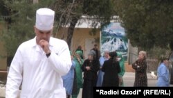 У ворот больницы в Таджикистане.