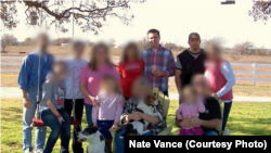 ვიცე პრეზიდენტი ჯეი დი ვენსი (ცენტრში) და მისი ბიძაშვილი ნეიტ ვენსი (მარჯვნივ). ნეიტ ვენსის პირადი არქივი