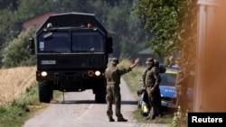 Полски военни и полицаи охраняват място, на което властите смятат, че са паднали останки от един от свалените от полските ВВС руски дронове, 10 септември 2025 г.