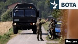 Ushtarët polakë patrullojnë pranë vendit ku një dron rus besohet se u rrëzua, pasi shkeli hapësirën ajrore të Polonisë më 10 shtator 2025. 