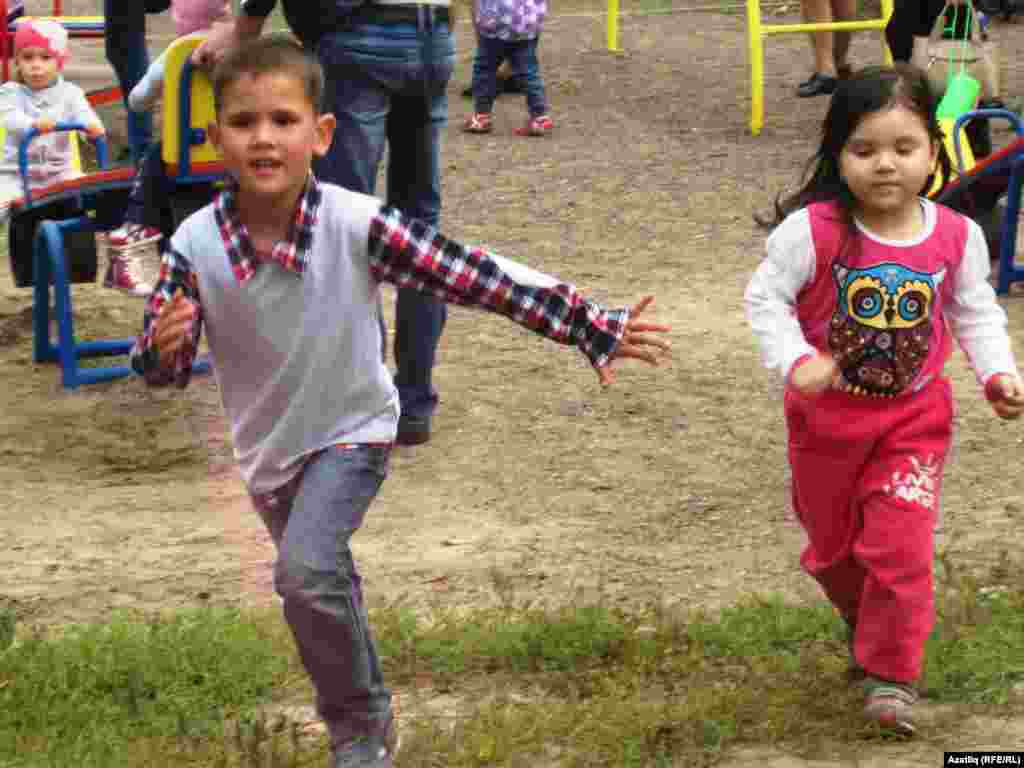 Балалар бар майданчыкларны әйләнеп чыгарга ашыга, "Наратлык" паркы