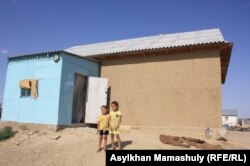 Дети во дворе своего дома в селе Акай вблизи Байконура. Кызылординская область, 14 июля 2013 года.
