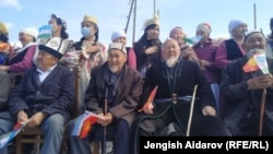 Чек ара бекетинин ачылышына катышып жаткан тургундар. 2021-жылдын 1-апрели.